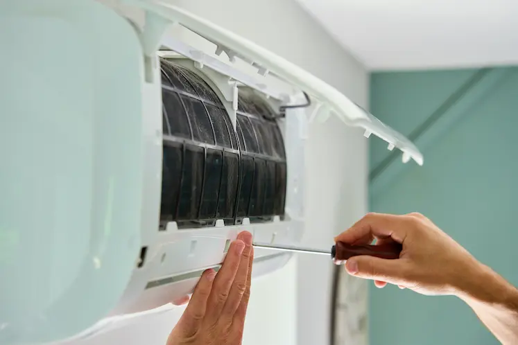 Manutenzione di un condizionatore interno ad Ascoli Piceno