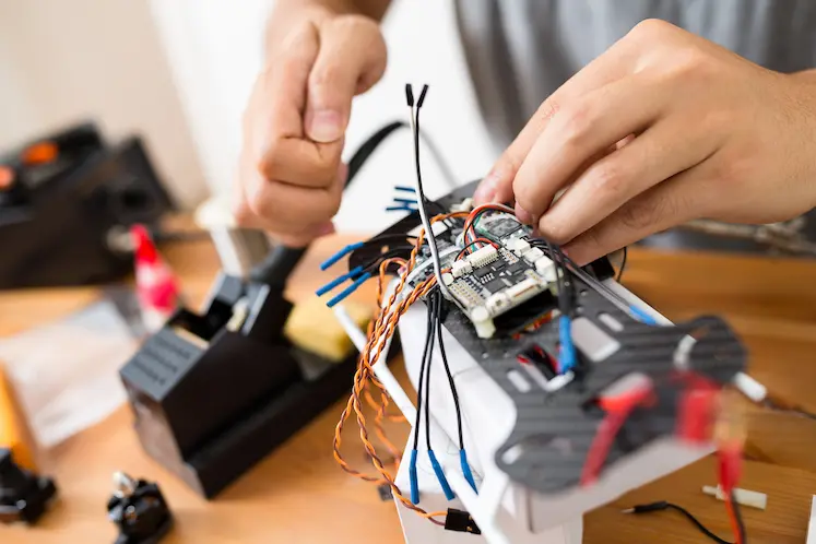 Tecnico elettricista certificato a Livorno pronto per intervento urgente su quadro elettrico