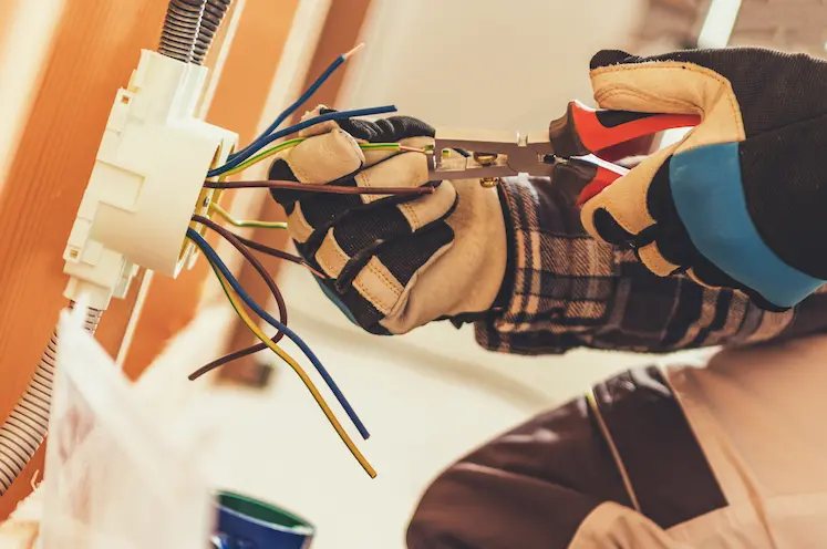 elettricista installa nuova presa elettrica a norma in condominio di Milano