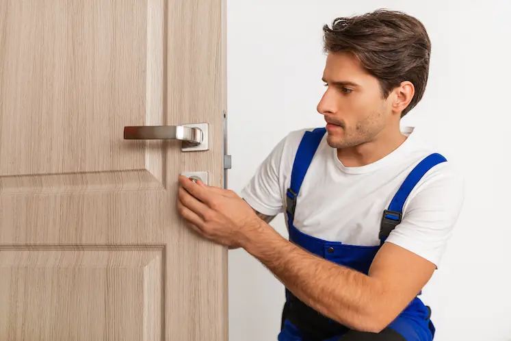 installazione serratura di sicurezza certificata sulla porta d'ingresso da fabbro esperto