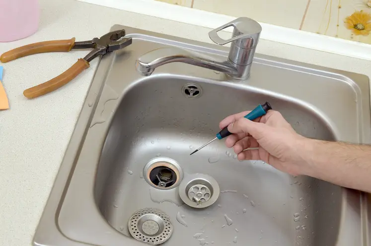 primo piano di idraulico professionale che ripara lo scarico del lavandino in Abruzzo