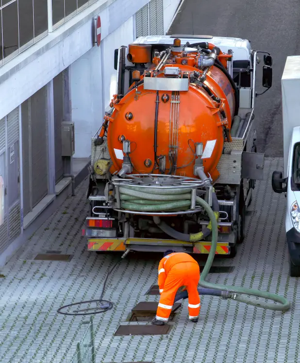 Camion industriale durante la manutenzione del sistema di drenaggio urbano a Livorno