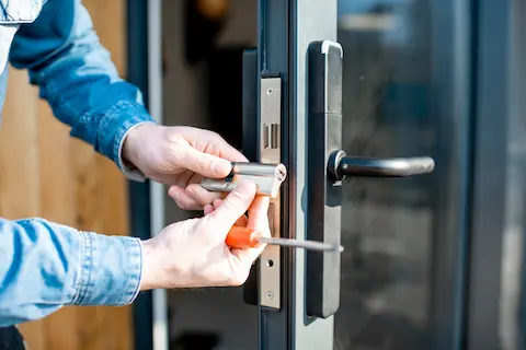 Cilindro di serratura di sicurezza con chiave inserita, visto frontalmente