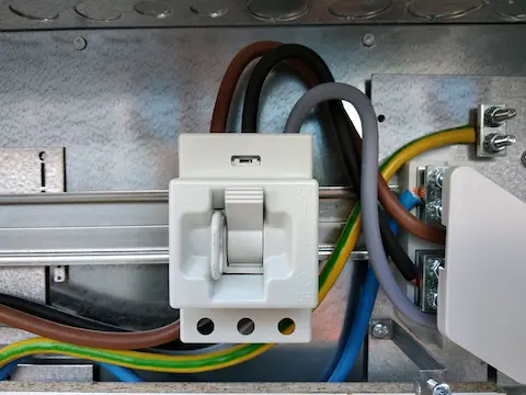 Quadro elettrico con interruttore differenziale scattato in posizione abbassata